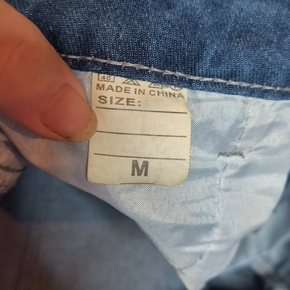 Just in time for the 4th of July. NWT American flag patch distressed denim short - Picture 5 of 8
